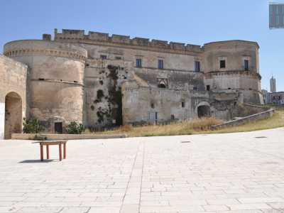 Ha una pianta quadrangolare contraddistinta da quattro massicce torri: tre circolari e una, quella innalzata sotto il dominio angionio, di forma ottagonale